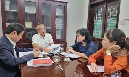 Lãnh đạo Sở Lao động Thương binh Xã hội tỉnh Quảng Trị và các đơn vị liên quan họp bàn việc làm hồ sơ công nhận liệt sĩ cho bà Mai Thị Con. Ảnh: Hưng Thơ.