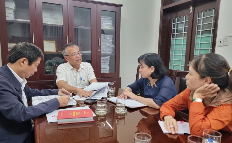Leaders of the Department of Labor, War Invalids and Social Affairs of Quang Tri province and related units met to discuss the preparation of documents to recognize Ms. Mai Thi Con as a martyr. Photo: Hung Tho.