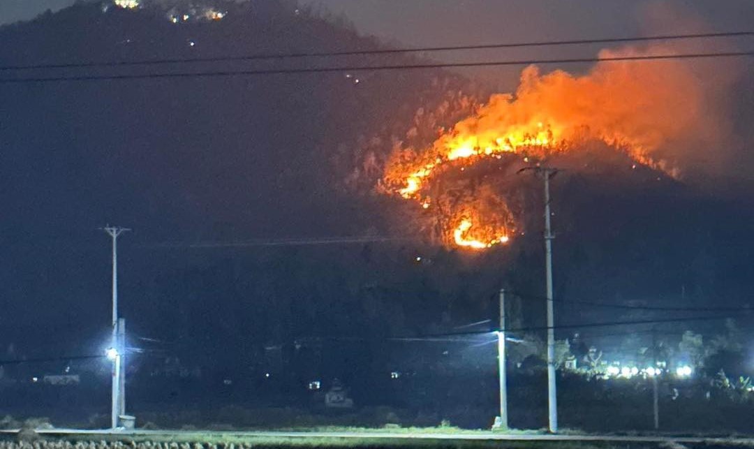 Đám cháy xảy ra trên núi An Phụ, thị xã Kinh Môn, tỉnh Hải Dương. Ảnh: Người dân cung cấp