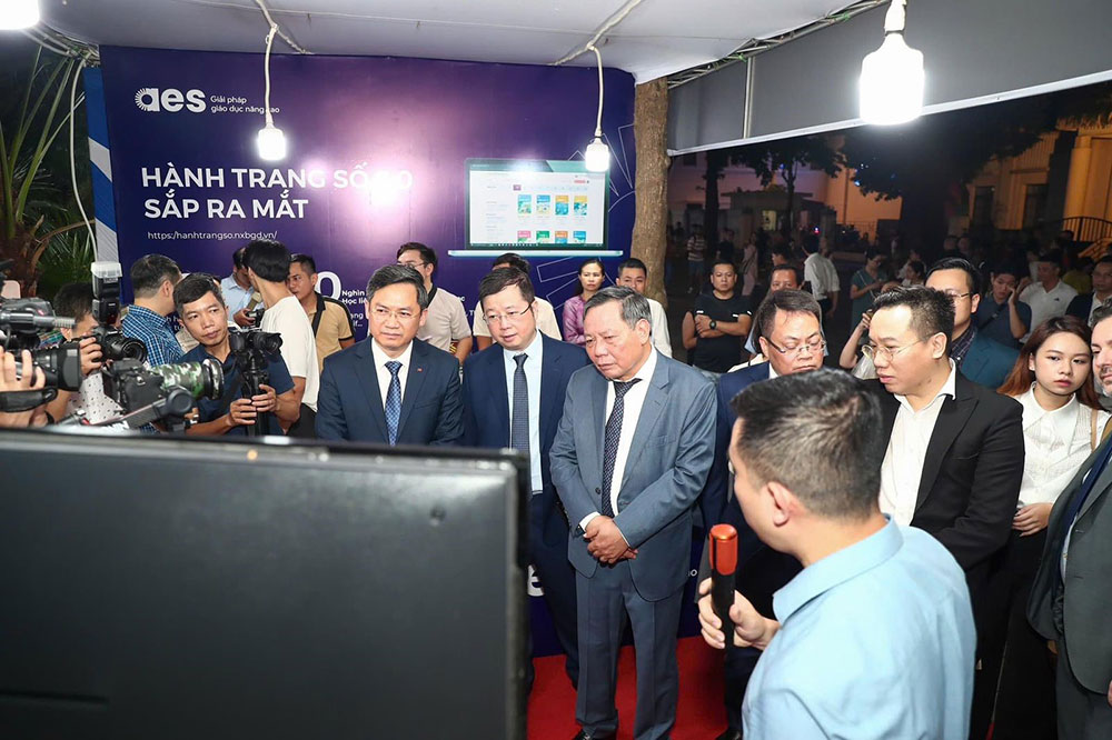 Lãnh đạo thành phố Hà Nội tham quan gian hàng của AES tại Hội sách Hà Nội. Ảnh: AES