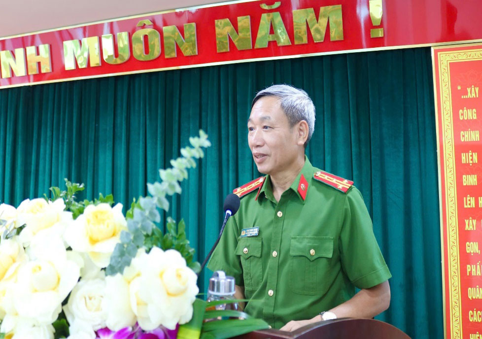 Colonel Pham Danh Manh has just received a decision to retire from work. Photo: Hanoi City Police