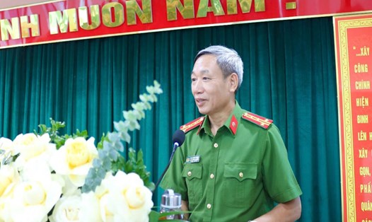 Đại tá Phạm Danh Mạnh vừa nhận quyết định nghỉ công tác chờ hưởng hưu trí. Ảnh: Công an TP Hà Nội