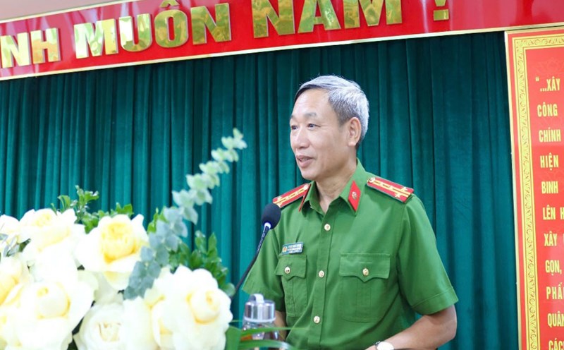 Colonel Pham Danh Manh has just received a decision to retire from work. Photo: Hanoi City Police