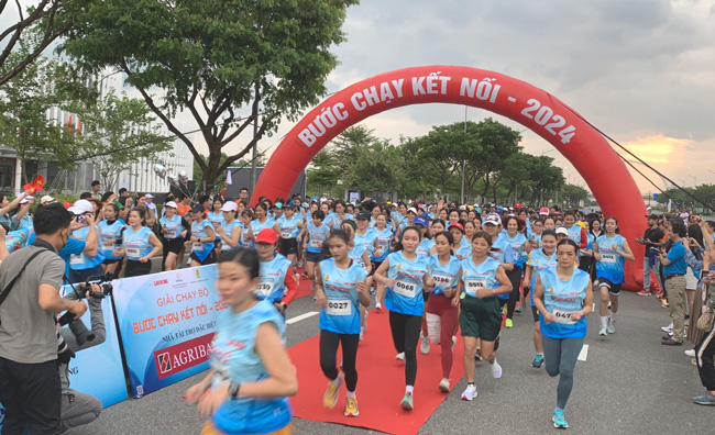 Giải chạy bộ "Bước chạy Kết nối - 2024" tại Đà Nẵng thu hút hơn 600 vận động viên. Ảnh: Nguyễn Linh
