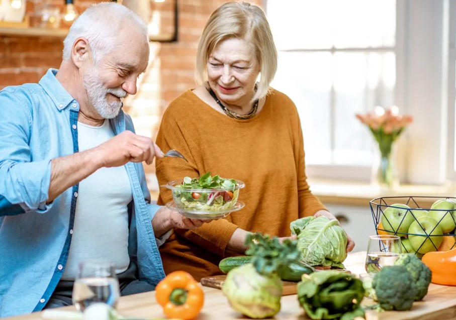 Những thực phẩm phổ biến giúp xương chắc khỏe sau tuổi 50. Đồ họa: Hạ Nguyễn
