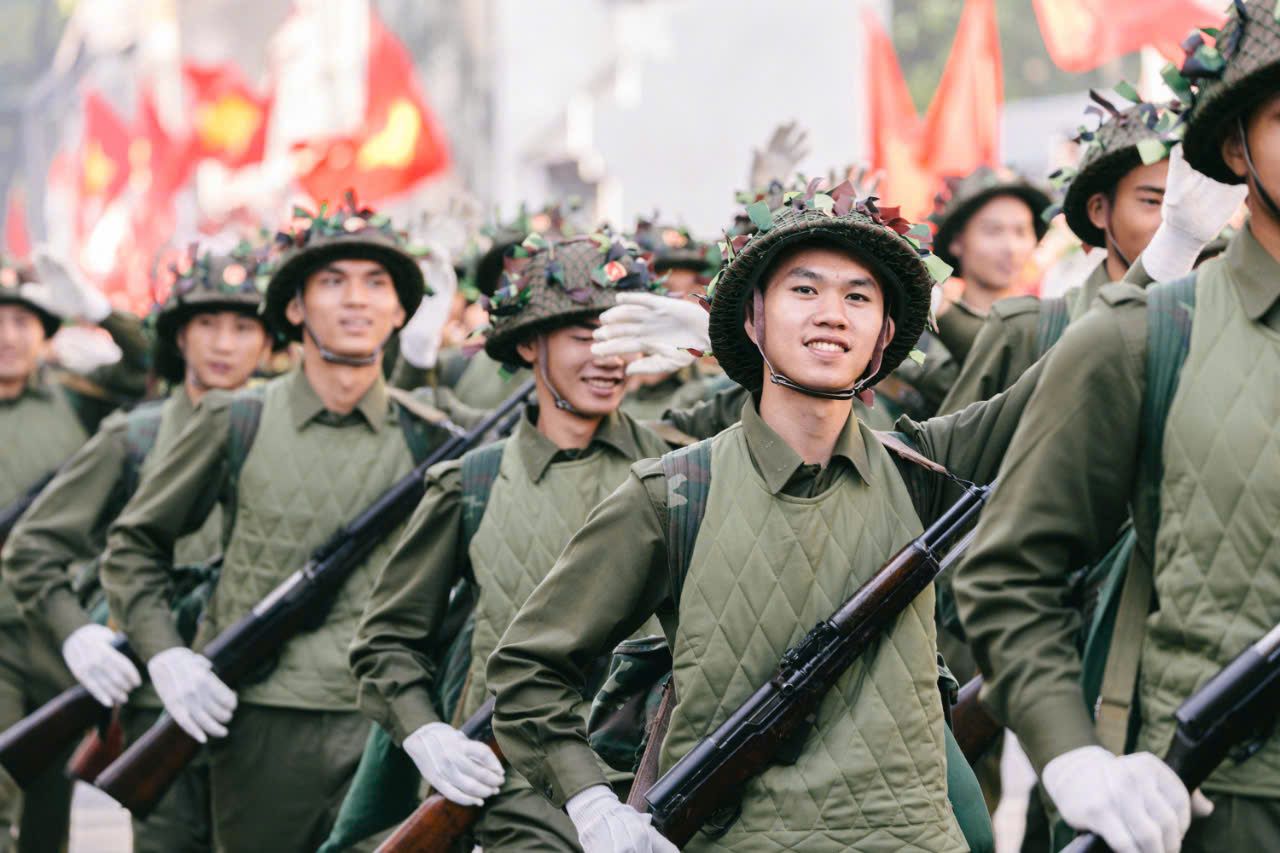 Tai hien song dong ve hinh anh doan quan tien ve Ha Noi trong thoi khac lich su ngay 10/10/1954, khi quan doi Nhan dan tiep quan Thu do, danh dau su ket thuc ach do ho thuc dan.