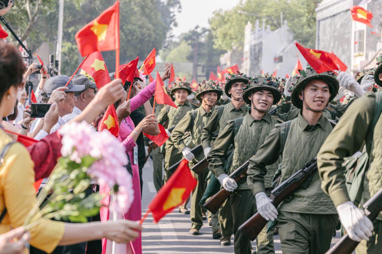 Chuong trinh tao ra mot khong gian van hoa doc dao, an tuong lam song lai nhung khoanh khac lich su hao hoa cua Ha Noi trong suot chieu dai 70 nam tu Ngay Giai phong Thu do.