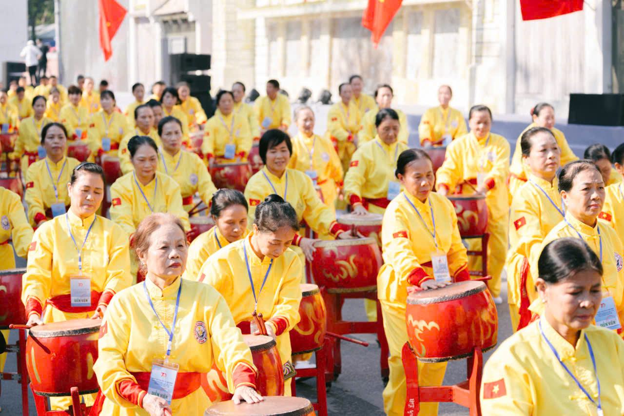 Hon 8.000 nguoi, bao gom 5.000 nguoi dan va dai dien cac luc luong tu cac quan, huyen, thi xa, tham gia tong duyet. Cac man dieu hanh trinh dien nhung loai hinh van hoa nghe thuat dan gian, bao gom nhieu di san van hoa phi vat the duoc UNESCO va quoc gia cong nhan, cung nhung net dep van hoa truyen thong dac sac cua Thu do.