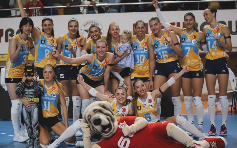 Thanh Thúy (số 3) chưa ra sân ở trận ra quân của đội Kuzeyboru tại giải bóng chuyền vô địch quốc gia Thổ Nhĩ Kỳ. Ảnh: Kuzeyboru FC