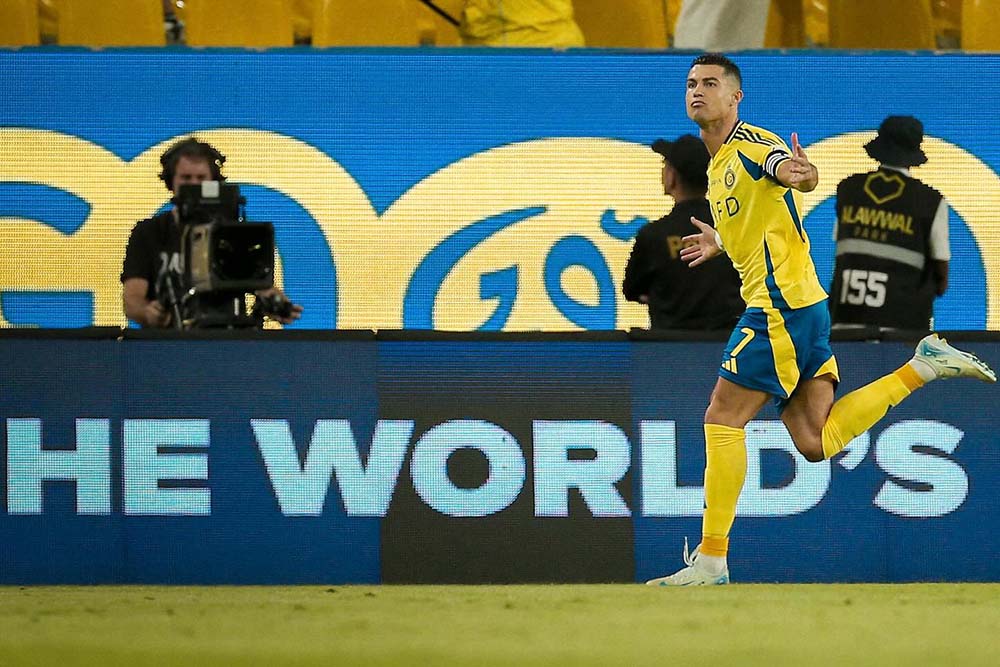 Ronaldo an mung ban thang tren cham phat den. Anh: Al-Nassr