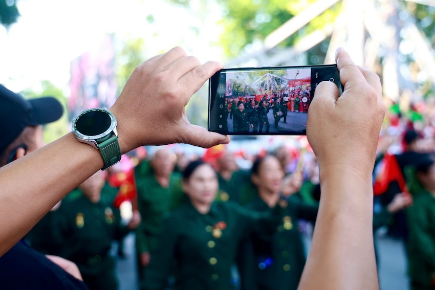 Mac du khong duoc vao khu vuc dieu hanh nhung rat dong nguoi dan co mat de theo doi nhung khoanh khac lich su duoc tai hien. 