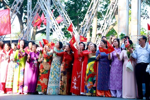 Chuong trinh hom nay co su tham gia cua 9.000 nguoi tham gia dieu hanh va trinh dien. Ngoai ra con co khoang 700 dai bieu khach moi trong nuoc va quoc te. 