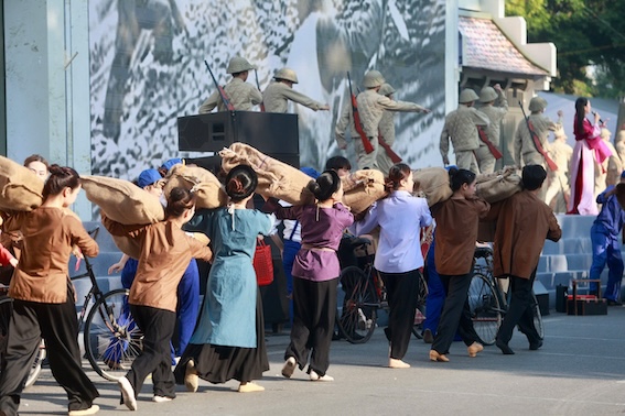 Màn thực cảnh tái hiện lịch sử “Ngày về chiến thắng” đã mang tới những cảm xúc hùng tráng, đầy thiêng liêng về thời khắc lịch sử hào hùng của dân tộc, khi Thủ đô Hà Nội chính thức được giải phóng - ngày 10.10.1954. 