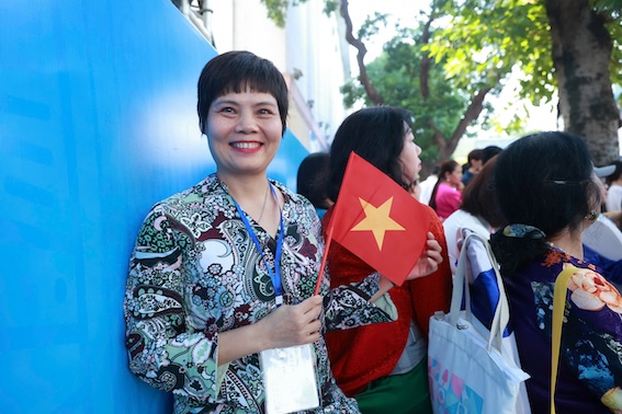 Chi nguyen cam tho (Hai Ba Trung, Ha Noi) chia se: “Toi cam thay vo cung xuc dong khi duoc dung tai day, duoi la co do sao vang, trong ngay ki niem dac biet nay. La mot nguoi Ha Noi, day se la ky uc kho quen cua toi”