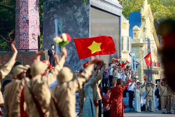 Tai chuong trinh, nhung khoanh khac lich su duoc tai hien nhu khoanh khac bo doi tien ve giai phong thu do. 