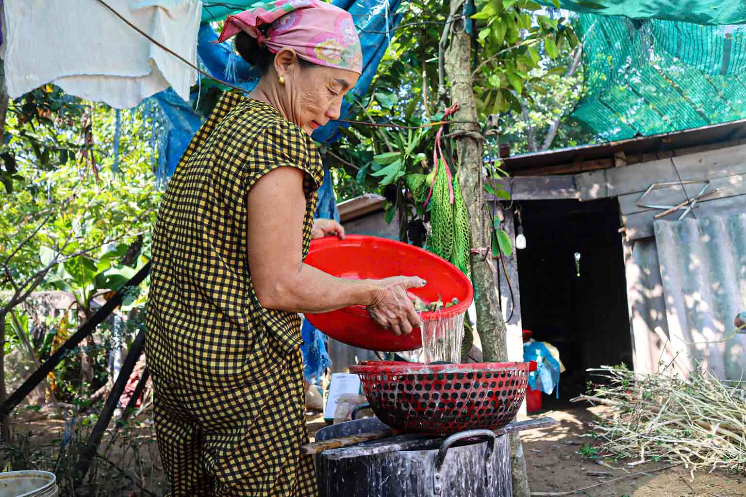 Cac cong doan trong lam giay do. Anh: Duy Chuong.