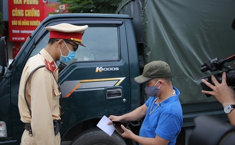 New regulations on people's supervision of police officers on duty through audio and video recording have been eliminated. Photo: Pham Dong