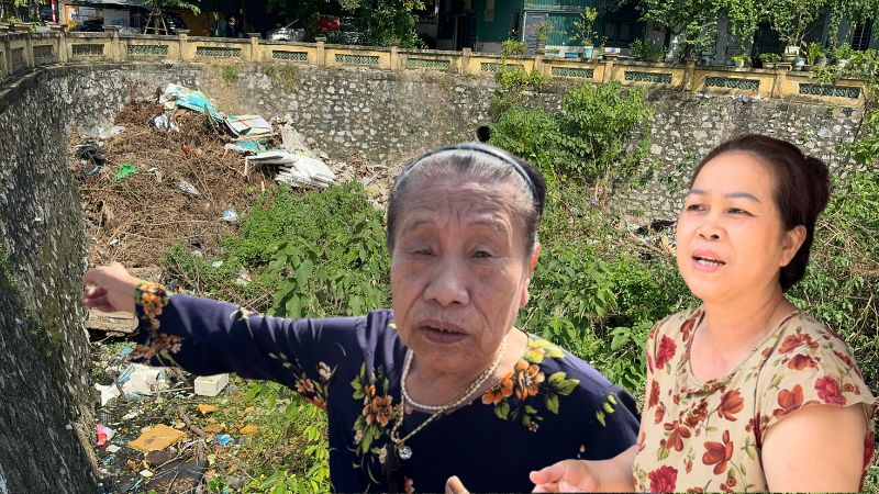 People carelessly throw garbage into Chuom Xanh pond. Photo: Hoang Loc