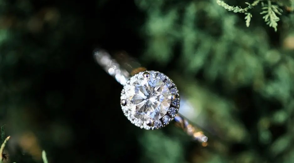 Kim cuong nhan tao duoc lam tu toc, tro cot.