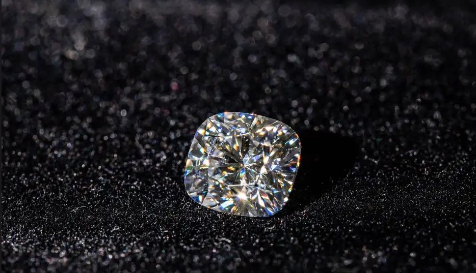 Synthetic diamonds from hair and ashes, a profound memorial