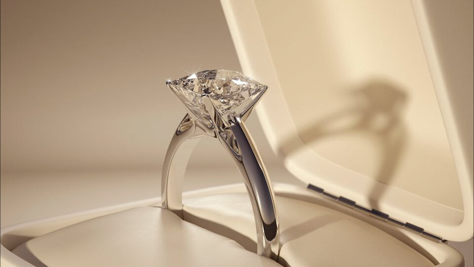 Kim cuong lap lanh duoc tao ra tu cong nghe tien tien HPHT (High pressure - High Temperature), chiet xuat carbon tu toc hoac tro cot.