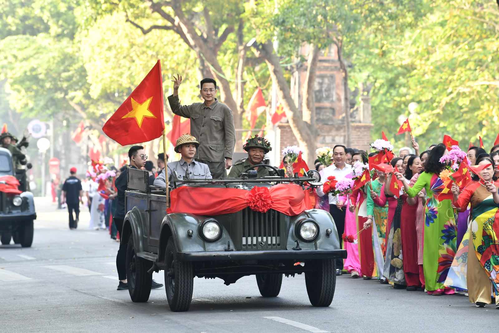 Hình ảnh đoàn quân tiến về Hà Nội năm 1954 được tái hiện. Ảnh: Hải Nguyễn