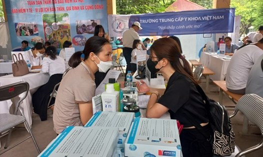 Sau 40 tuổi, cơ hội xin việc đã trở nên khó khăn với nhiều người lao động. Ảnh: Lương Hạnh.