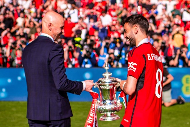 Chuc vo dich FA Cup mua truoc da cuu roi Ten Hag.  Anh: MUFC