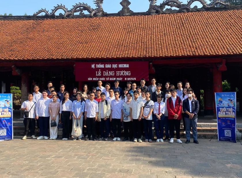 Cac tan sinh vien cua He thong Giao duc HOCMAI tai le bao cong - dang huong tai Dien Dai Thanh, Van Mieu - Quoc Tu Giam, Ha Noi. Anh: Minh Hoang