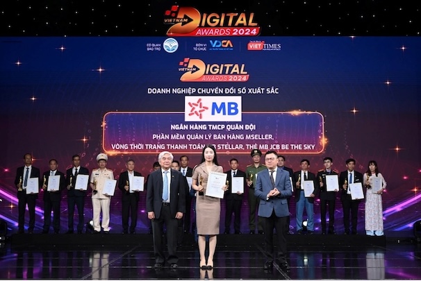 Bà Nguyễn Thùy Linh – Phó giám đốc Khối Ngân hàng số đại diện MB nhận giải thưởng tại sự kiện