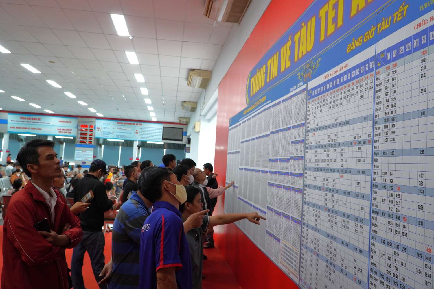 Hành khách xem bảng giá vé tàu Tết 2025 ở ga Sài Gòn.  Ảnh: Minh Quân