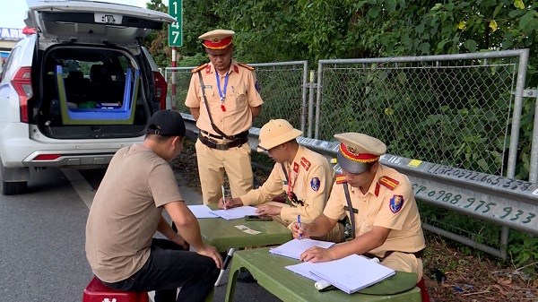 According to the new regulations, from November 15, 2024, people will not be allowed to monitor traffic police through recording devices, video recording devices or direct observation. Photo: Bac Ninh Provincial Police