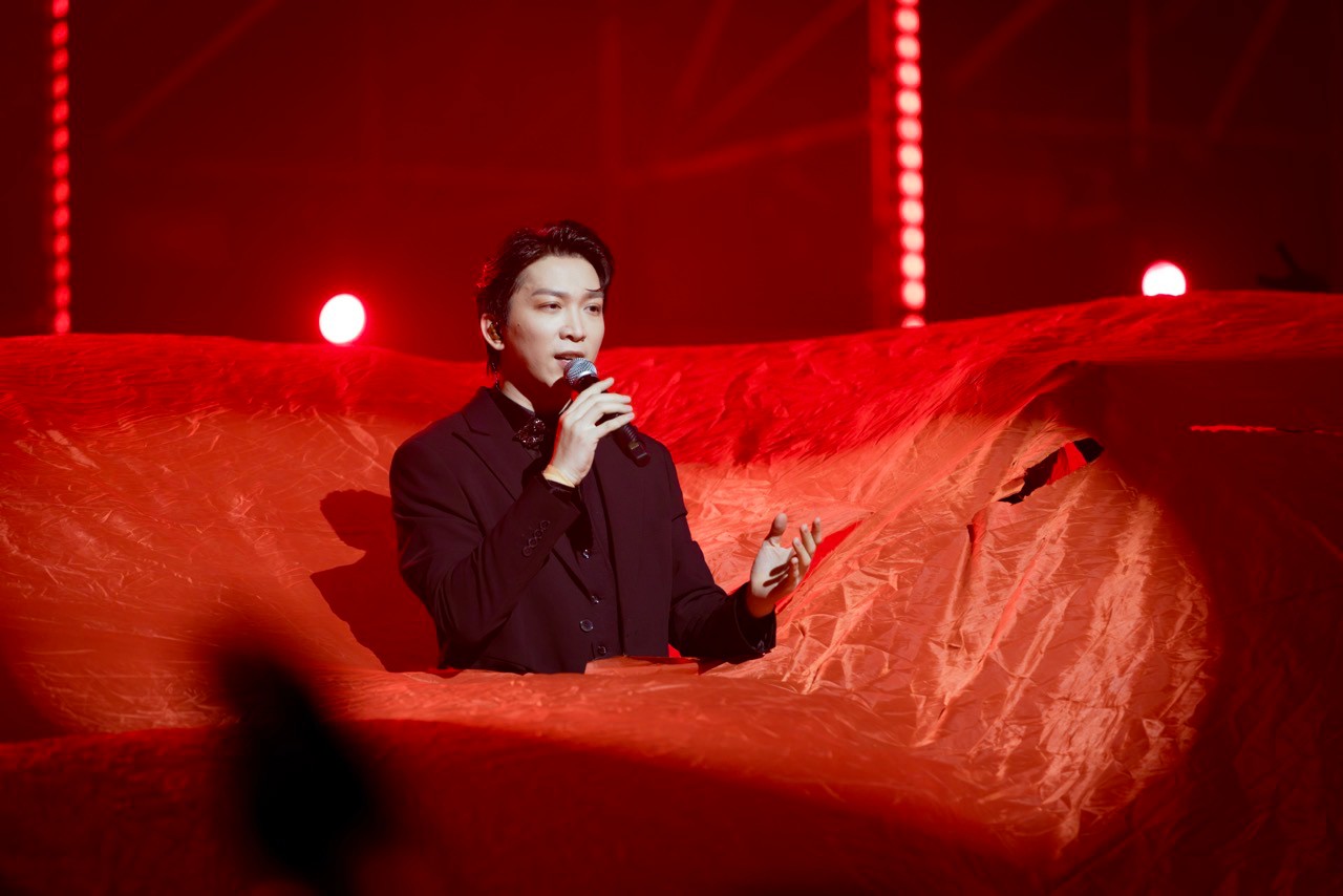 Ca sĩ Tăng Phúc tại các vòng công diễn Anh trai vượt ngàn chông gai. Ảnh: NSCC.