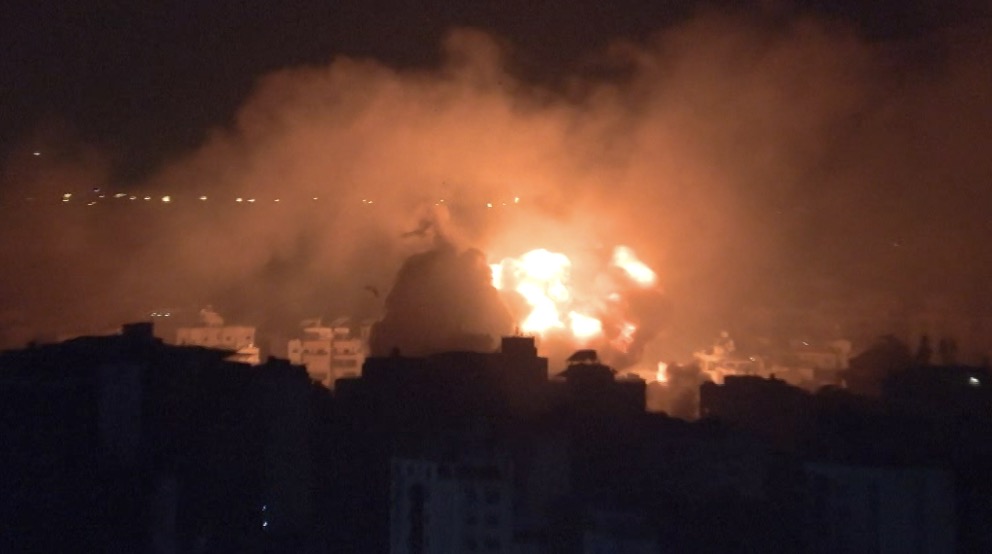 Vụ nổ trong cuộc không kích nhắm vào căn cứ Hezbollah của Israel. Ảnh: AFP