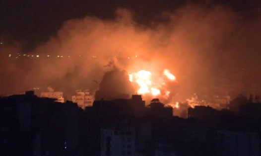 Vụ nổ trong cuộc không kích nhắm vào căn cứ Hezbollah của Israel. Ảnh: AFP