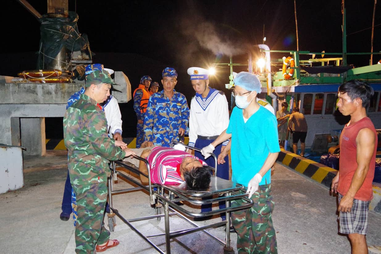 Trung tâm Y tế thị trấn Trường Sa tiếp nhận và điều trị cho ngư dân tỉnh Phú Yên bị đột quỵ não. Ảnh: Hoàng Văn Thảo