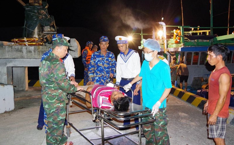 Truong Sa Town Medical Center receives and treats a fisherman from Phu Yen province who suffered a stroke. Photo: Hoang Van Thao