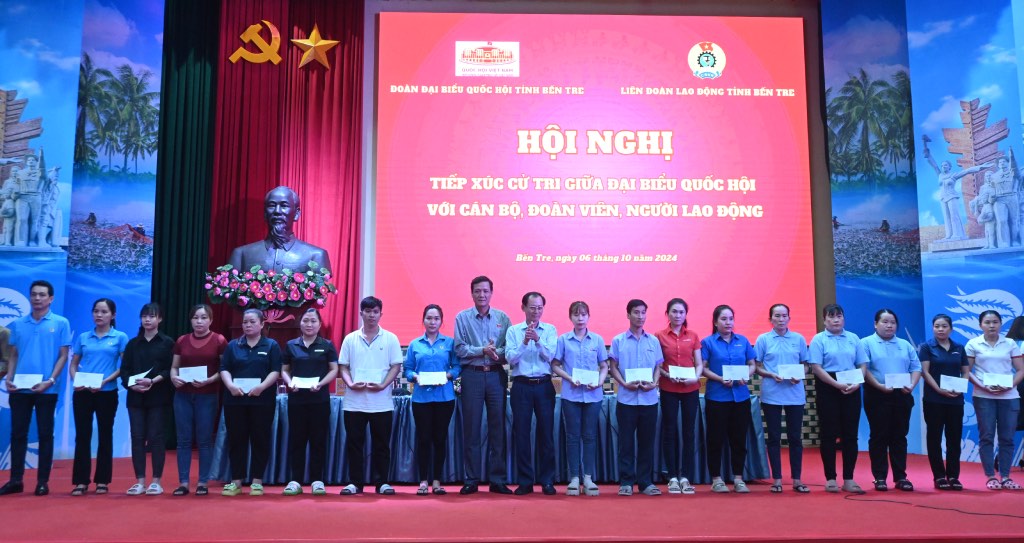 Doan dai bieu Quoc hoi tinh Ben Tre trao qua cho cong nhan lao dong. Anh: Thanh Nhan