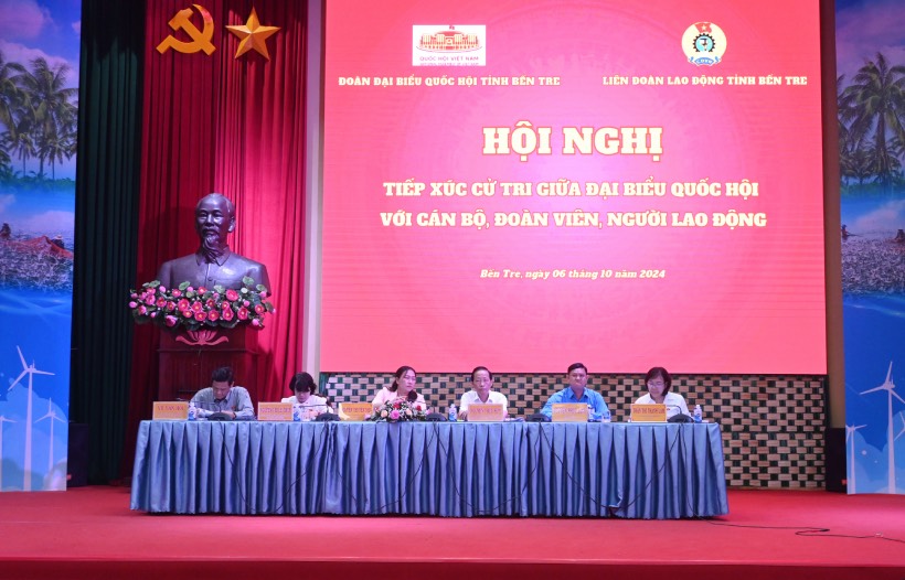 Doan dai bieu Quoc hoi tinh Ben Tre tiep xuc cu tri la can bo, doan vien, nguoi lao dong. Anh: Thanh Nhan