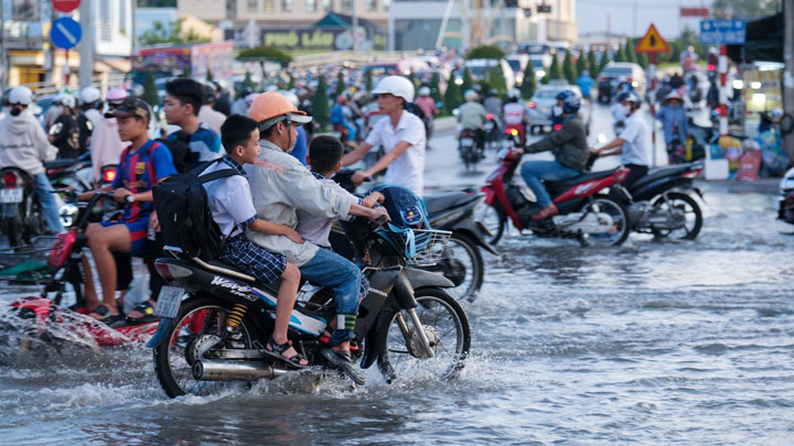 Nhiều tuyến đường ở Cần Thơ bị ngập mùa triều cường. Ảnh: Tạ Quang