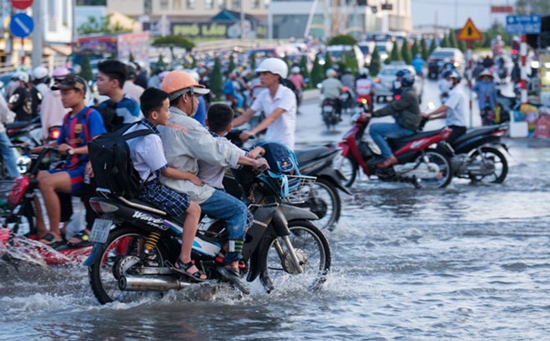 Many roads in Can Tho are flooded during high tide season. Photo: Ta Quang