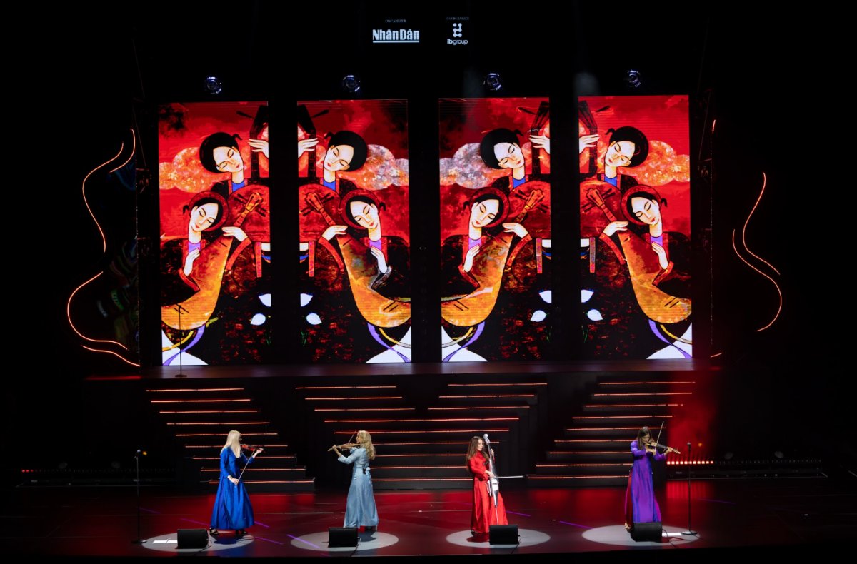 Eye-catching stage of Bond Live in Vietnam show. Photo: Organizer