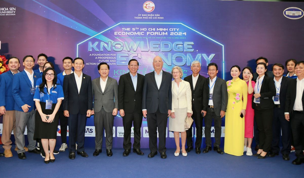 Mr. Phan Van Mai, Chairman of the Ho Chi Minh City People's Committee; Mr. Vo Van Hoan - Vice Chairman of the Ho Chi Minh City People's Committee and Mr. Klaus Schwab took a souvenir photo at the event on the morning of October 6. Photo: Duy Nam