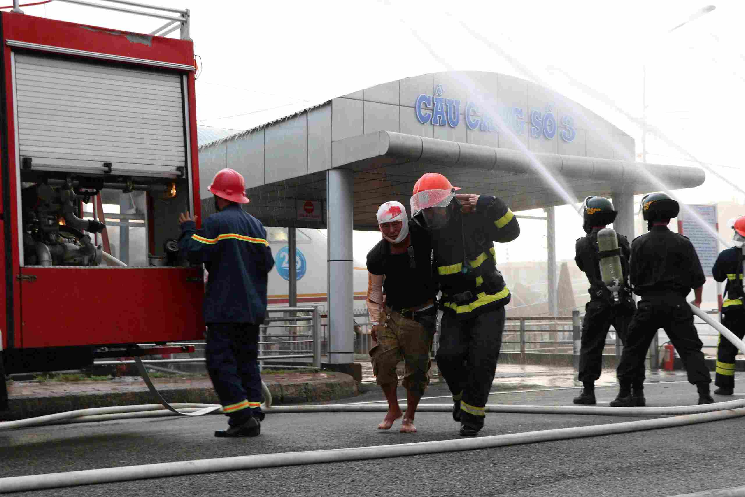 Xử lý tình huống cháy nổ tại cảng Rạch Giá. Ảnh: Tiến Dũng