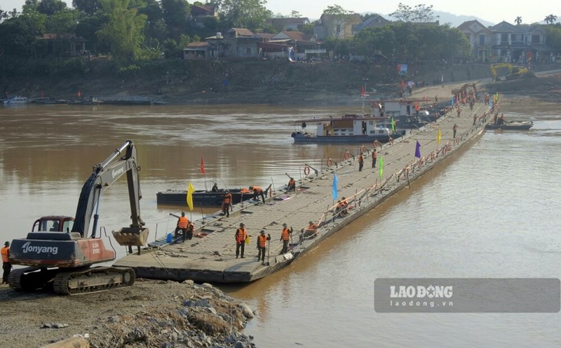 Phong Chau pontoon bridge has been reconnected. Photo: To Cong.