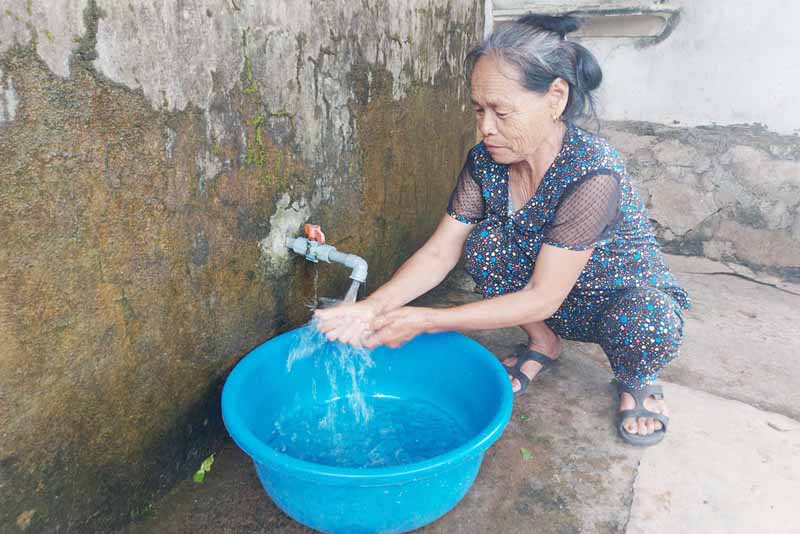 The price of clean water for rural use in Ha Tinh has just been adjusted up. Photo: Tran Tuan.