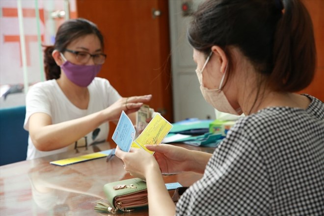 Nhiều người dân cho rằng thủ tục bảo hiểm xe máy hiện nay vẫn rườm rà. Ảnh: Nguyễn Hải