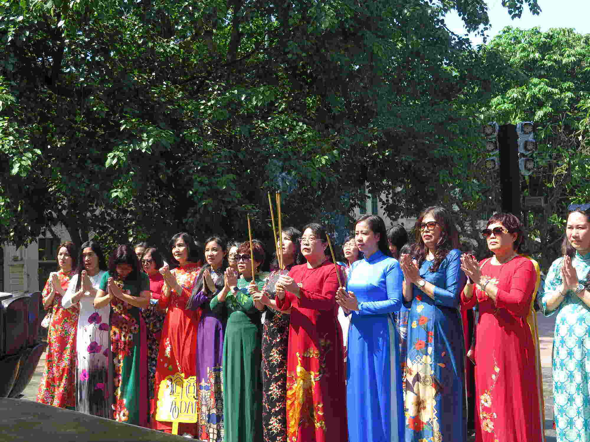 Members of the Hanoi Women's Science Club of the Labor Federation in Ao Dai during the incense offering activity in the third quarter program. Photo: Hai Yen