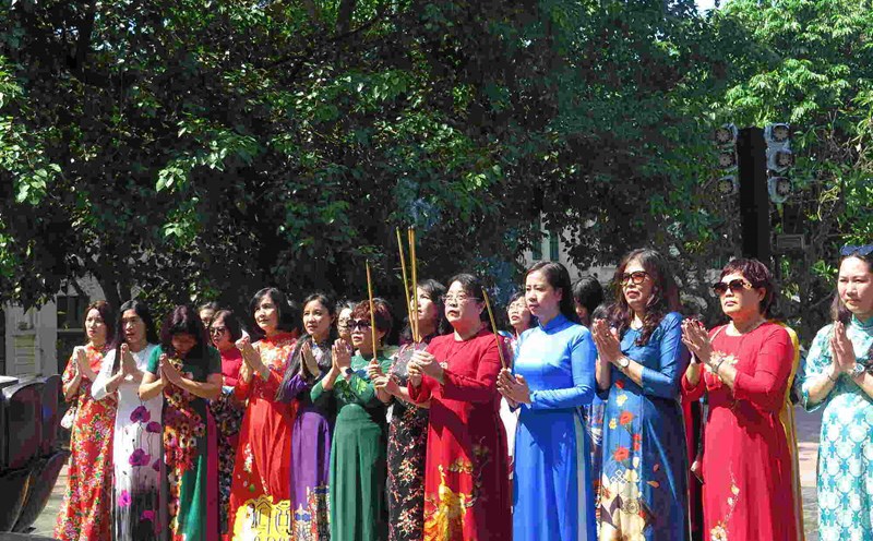 Members of the Hanoi Women's Science Club of the Labor Federation in Ao Dai during the incense offering activity in the third quarter program. Photo: Hai Yen