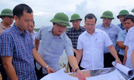 Ông Phạm Quang Ngọc - Chủ tịch UBND tỉnh Ninh Bình (thứ 2 từ trái sang), kiểm tra công tác chuẩn bị đầu tư Dự án đường bộ cao tốc Ninh Bình - Hải Phòng, đoạn qua địa bàn tỉnh Ninh Bình. Ảnh: Nguyễn Trường
